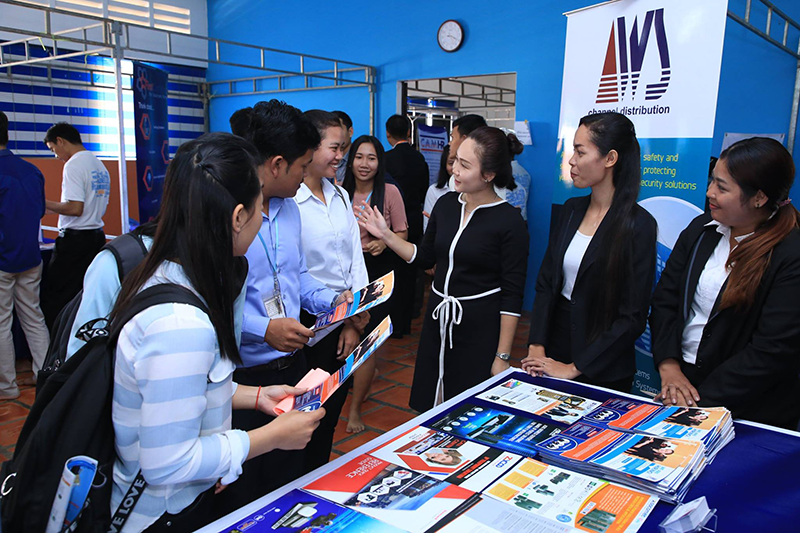 AWS CAMBODIA ចូលរួមសហការរៀបចំពិធីតាំងពិព័រណ៍ការងារទាក់ទងនឹងវិស័យព័ត៌មានវិទ្យានៅអង្គការ PNC